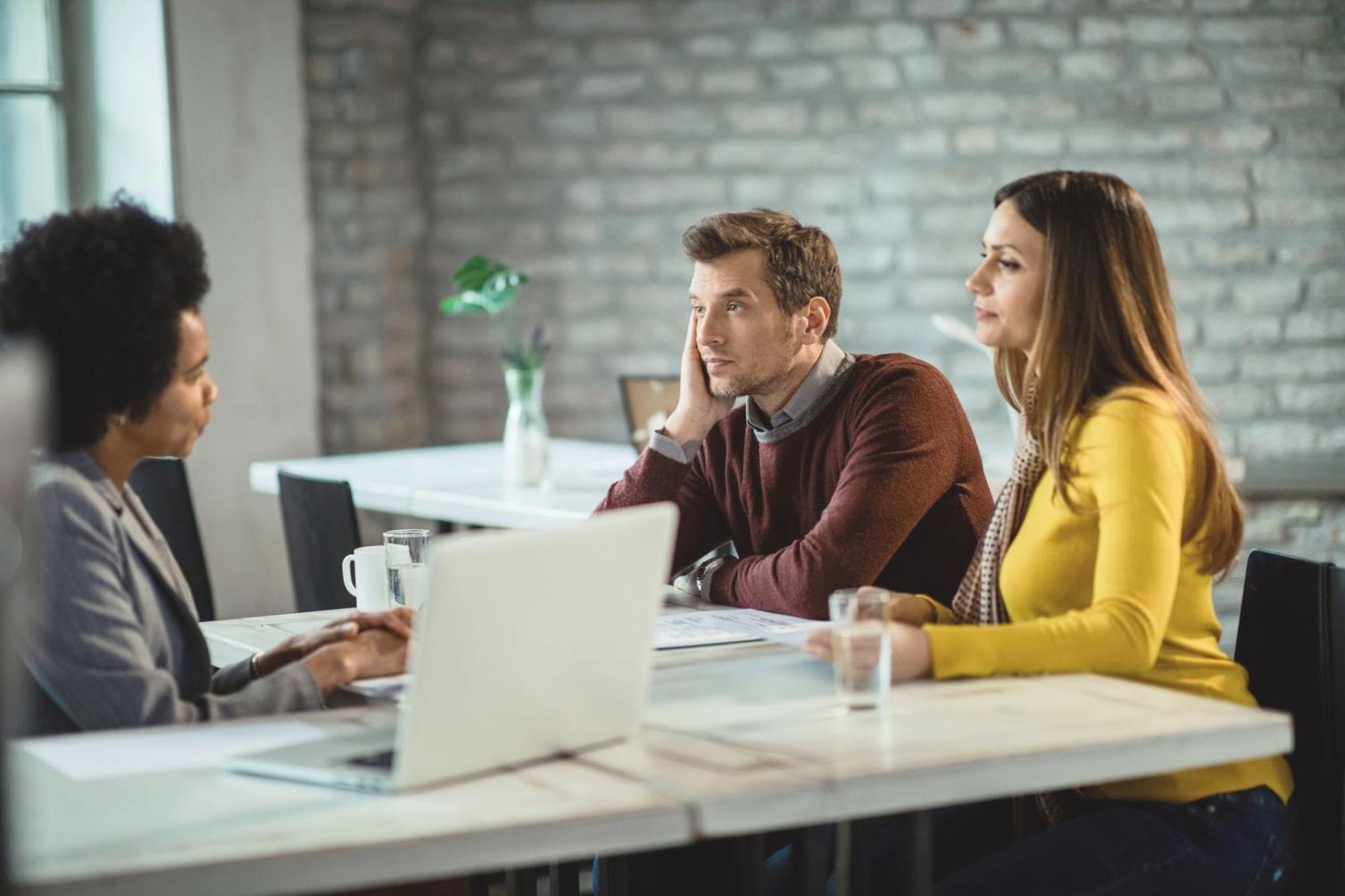 Environnement de travail moderne avec analyses financières
