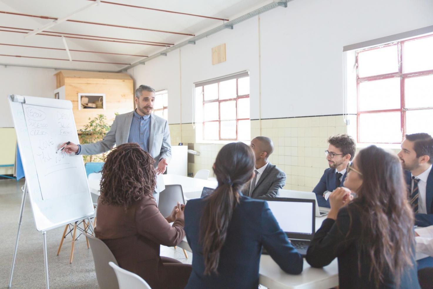 Groupe de professionnels travaillant ensemble sur des analyses financières